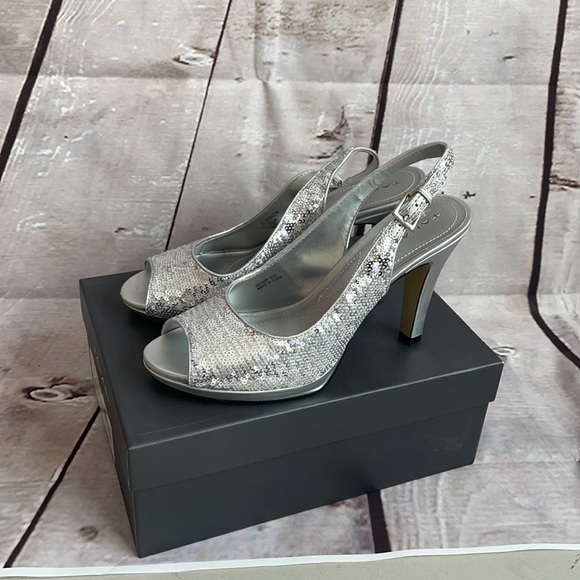 Tahari sequin silver heels in 7.5 - Picture 3 of 15